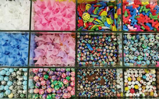 Korálky nejrůznějších tvarů a barev