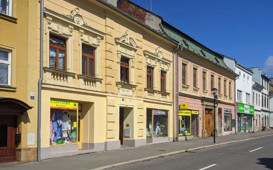 Pravý pohled na okolí prodejny.