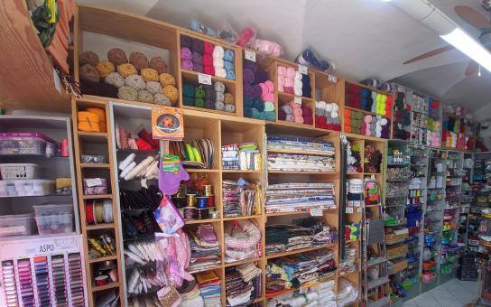 Sortiment látek, vlny a nití.